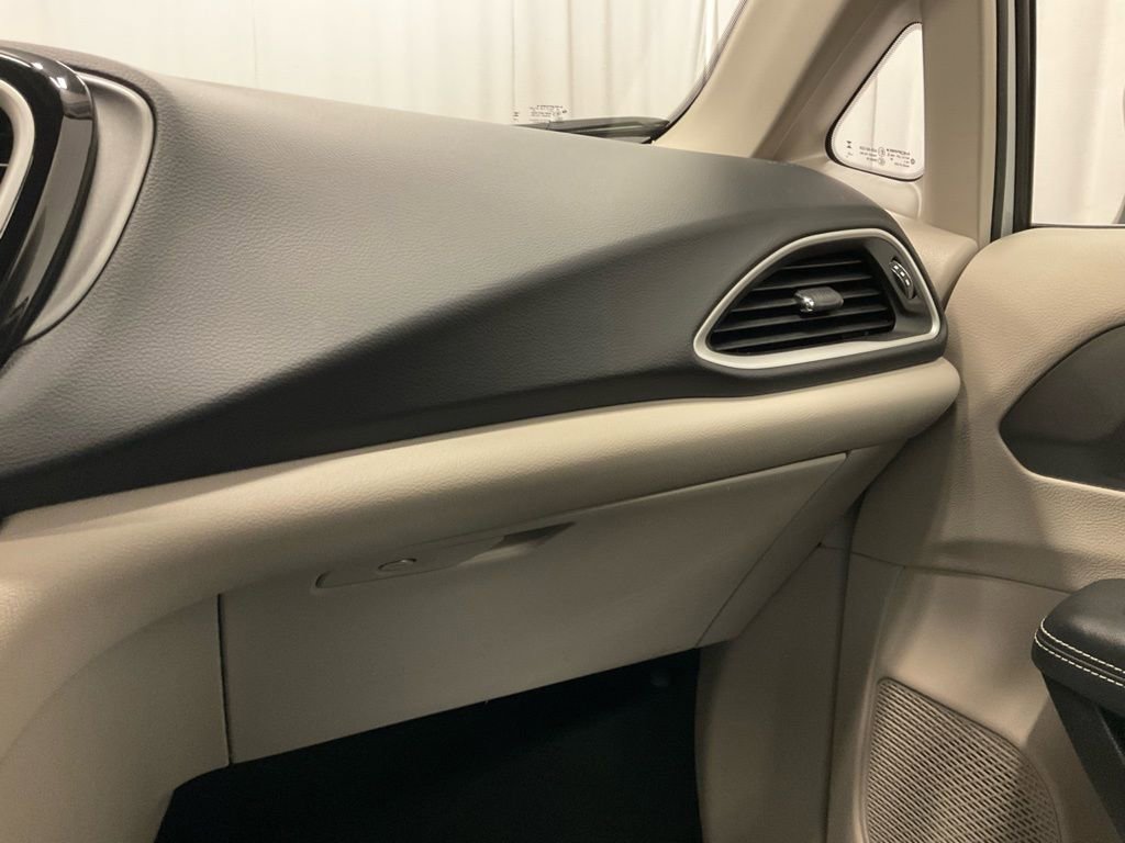 Used 2023 Chrysler Pacifica Touring-L image 24