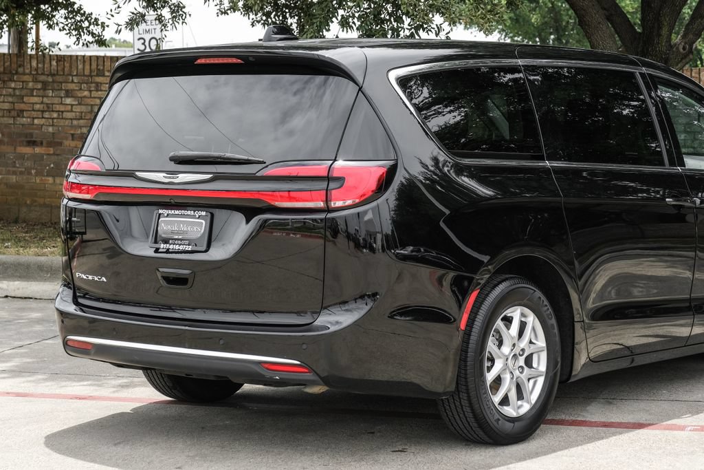 Used 2024 Chrysler Pacifica Touring-L FWD image 16