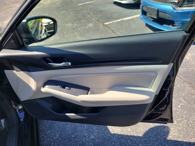 Used 2025 Nissan Altima 2.5 SV FWD image 32