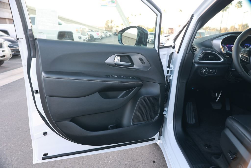 New 2026 Chrysler Pacifica Select image 11
