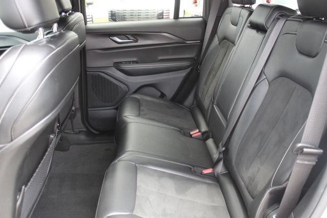 Used 2025 Jeep Grand Cherokee Altitude AWD/4WD image 28