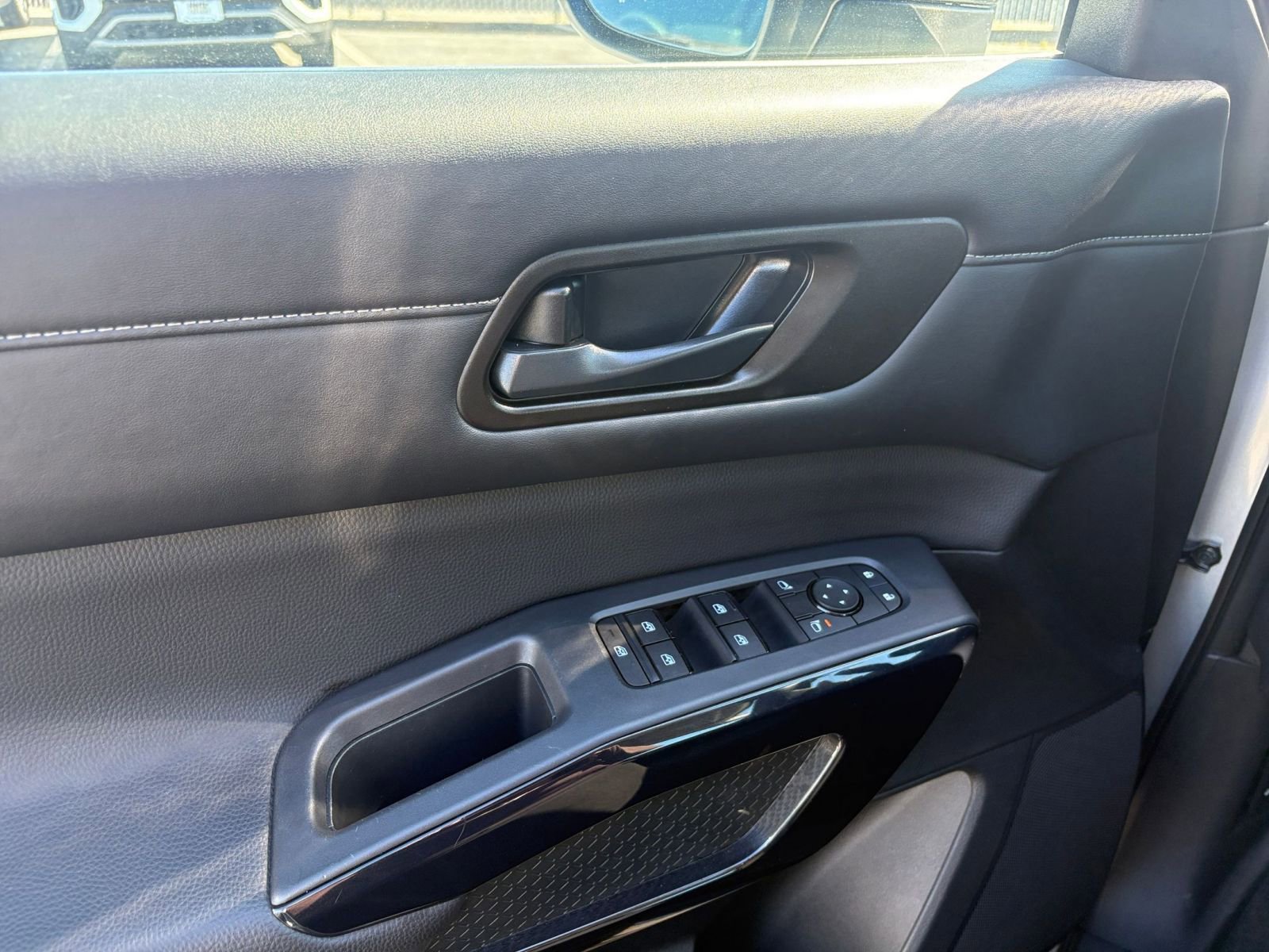 Used 2025 Nissan Pathfinder SV image 18