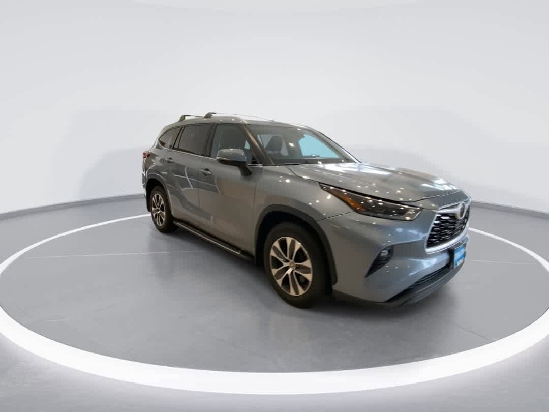 Certified 2021 Toyota Highlander XLE AWD/4WD image 2