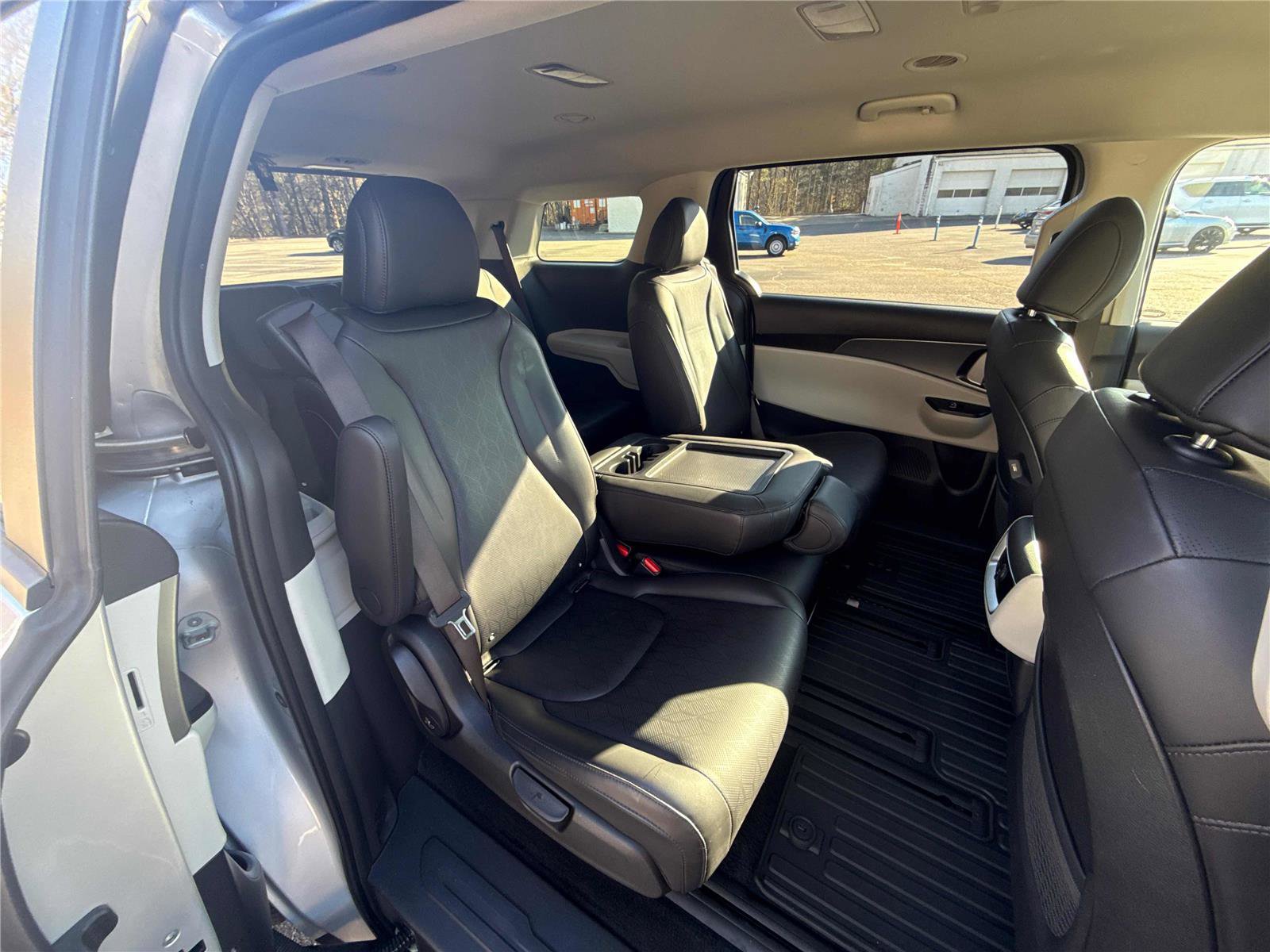 Used 2023 Kia Carnival LX image 26