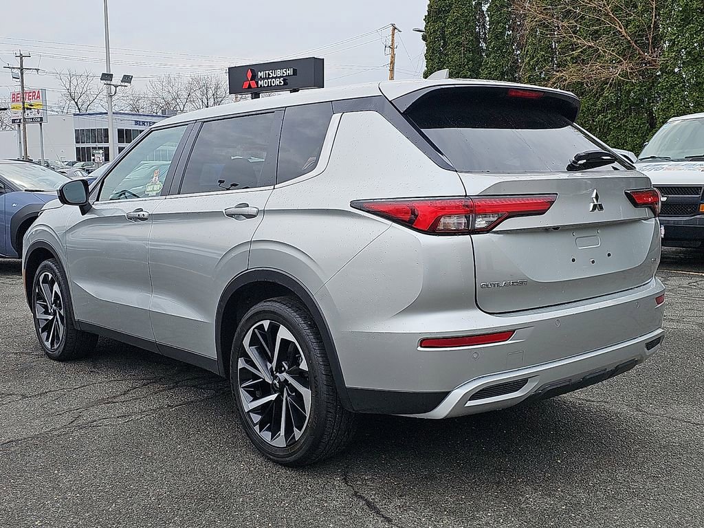 Used 2024 Mitsubishi Outlander SE image 4