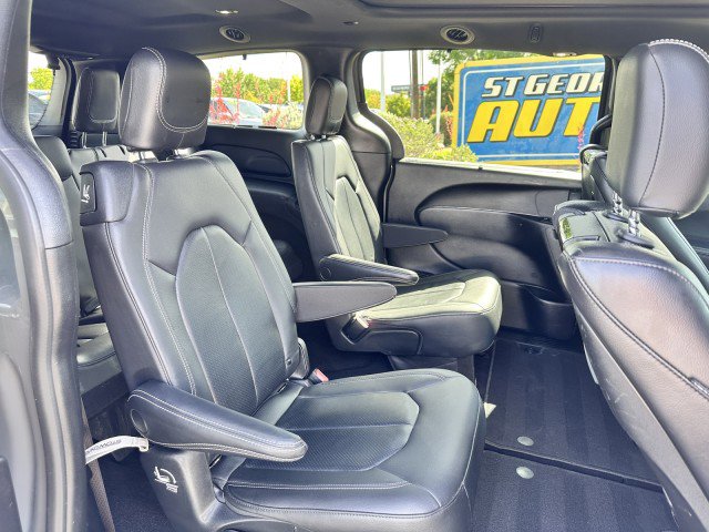 Used 2021 Chrysler Pacifica Touring-L w/ Uconnect Theater Family Group FWD image 19