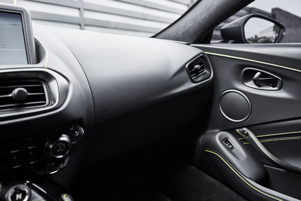 Used 2023 Aston Martin V8 Vantage Coupe RWD image 58