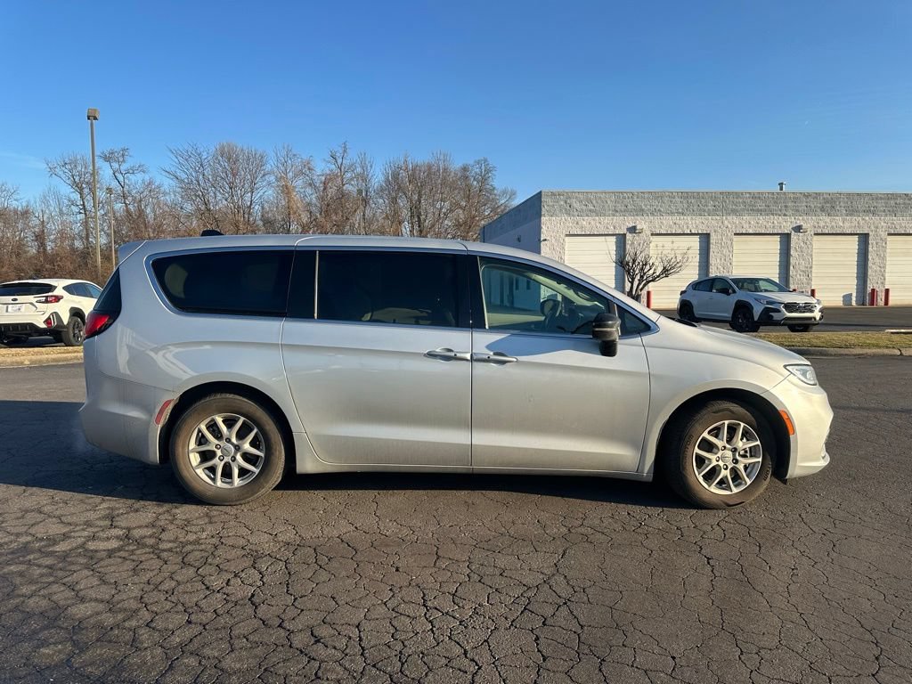 Used 2024 Chrysler Pacifica Touring-L FWD image 9