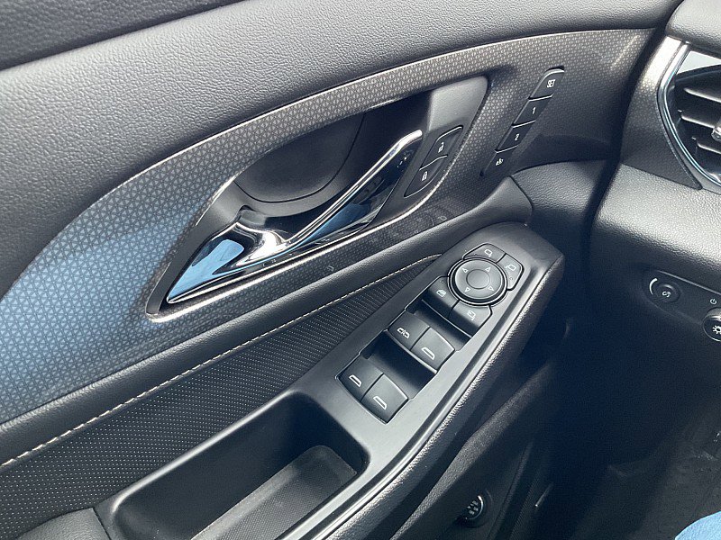 Used 2023 Chevrolet Traverse Premier image 30