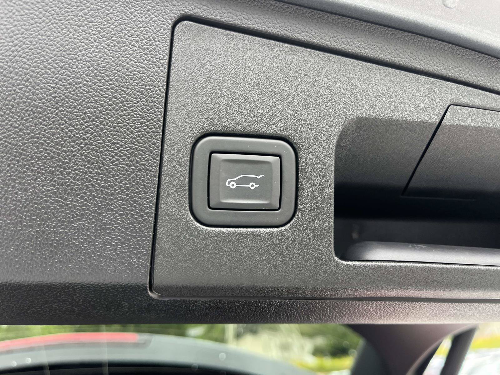 Used 2024 Cadillac XT4 Luxury w/ Trailering Package FWD image 11