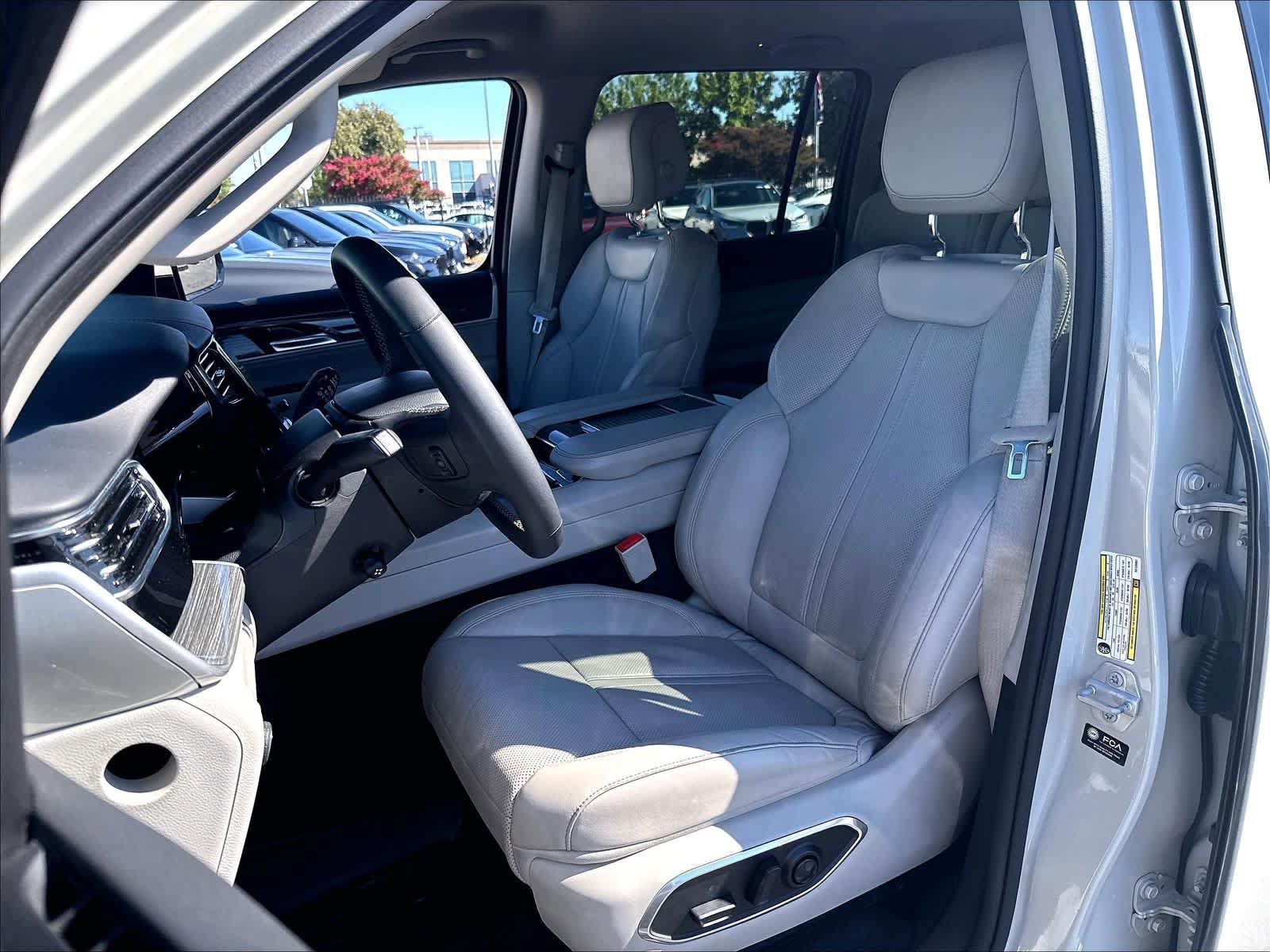 Used 2022 Jeep Wagoneer Series III AWD/4WD image 24