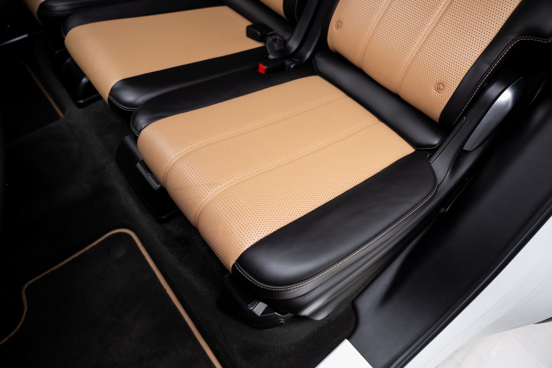Used 2018 Bentley Bentayga AWD/4WD image 68