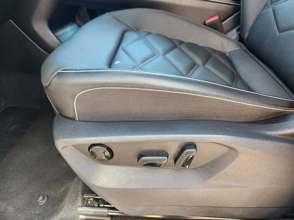 Used 2025 Volkswagen Atlas SE image 14