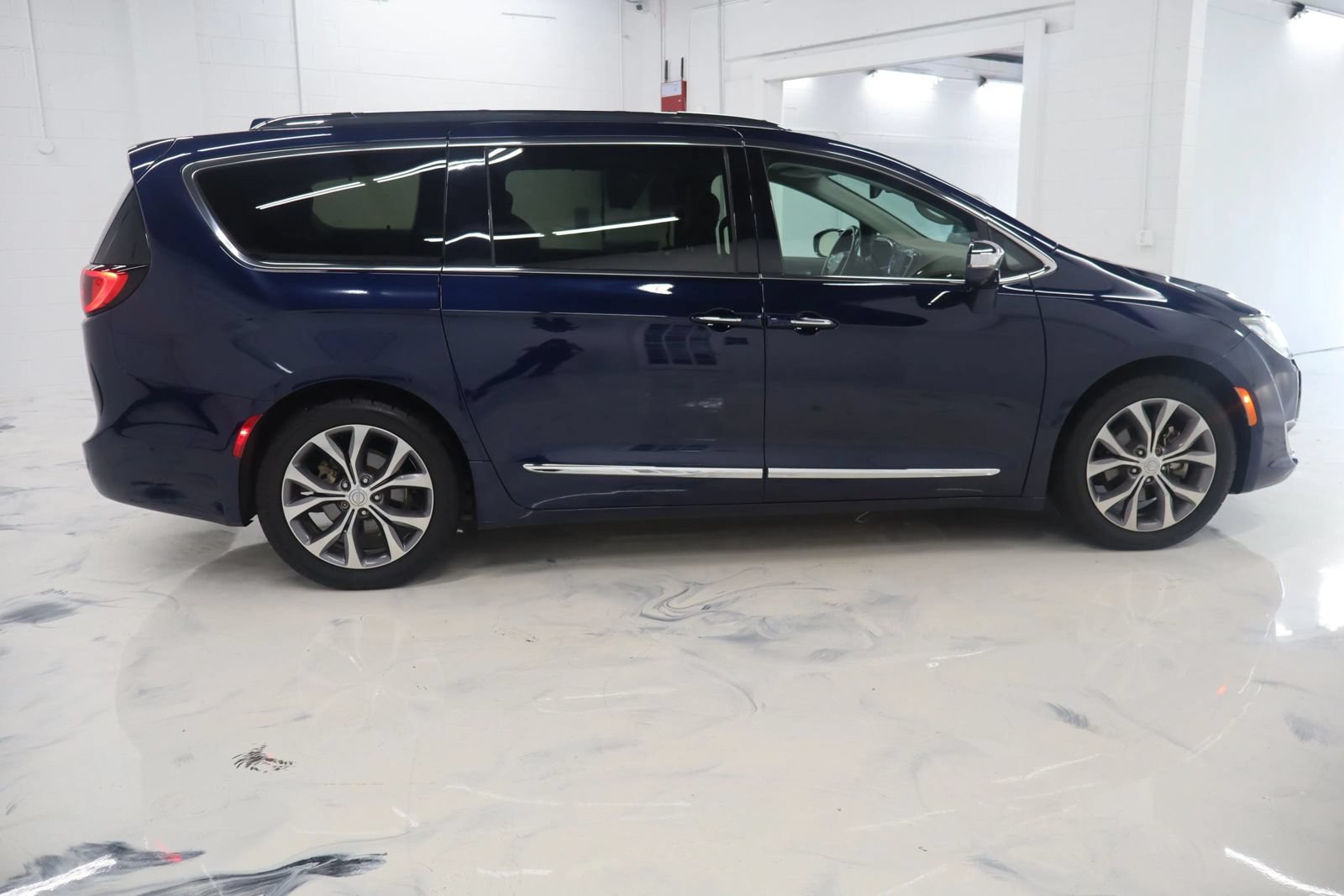 Used 2019 Chrysler Pacifica Limited w/ Tire & Wheel Group FWD image 11