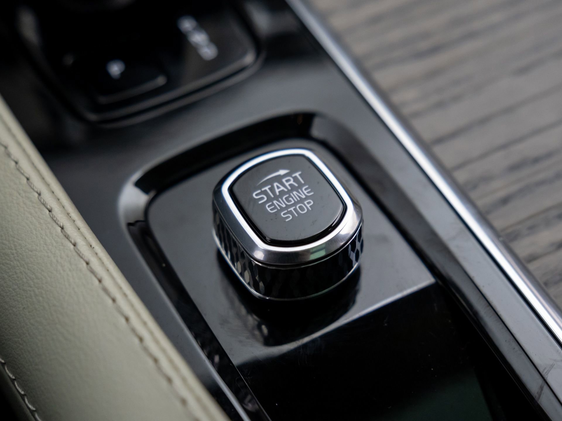 Used 2023 Volvo XC90 B6 Plus w/ Protection Package Premier image 24