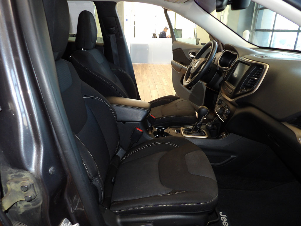 Used 2015 Jeep Cherokee Latitude w/ Comfort/Convenience Group AWD/4WD image 14