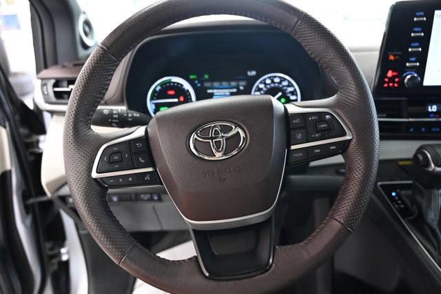 Used 2023 Toyota Sienna Platinum AWD/4WD image 27