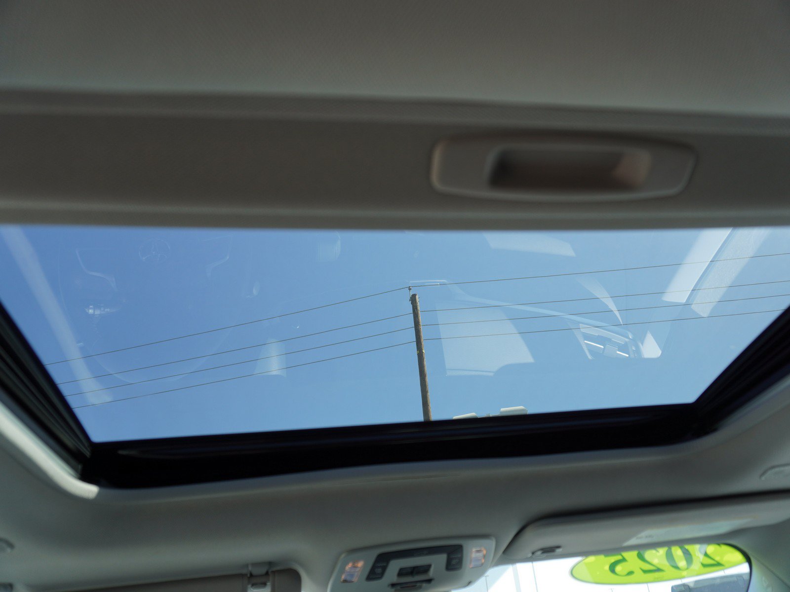 Used 2025 Toyota Sienna XLE w/ XLE Plus Package FWD image 16