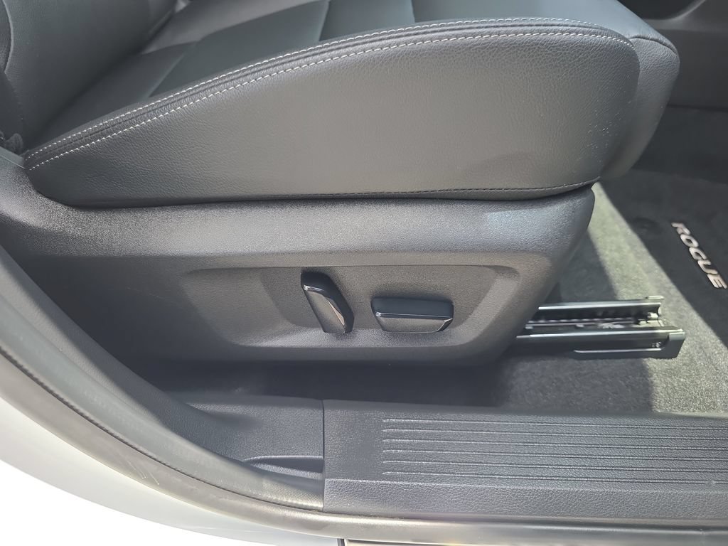 Used 2024 Nissan Rogue SL FWD image 34