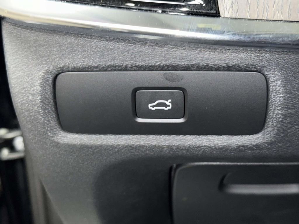 Used 2024 Volvo V90 B6 Cross Country Plus AWD/4WD image 26