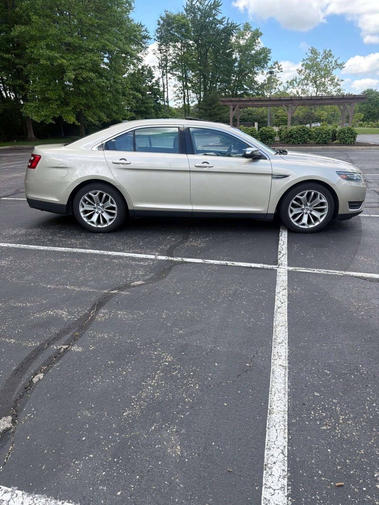 Used 2017 Ford Taurus Limited FWD image 2