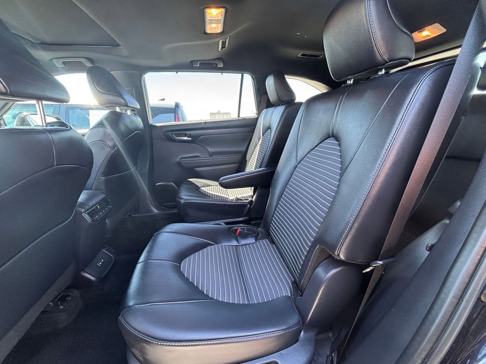Used 2025 Toyota Highlander XSE AWD/4WD image 28