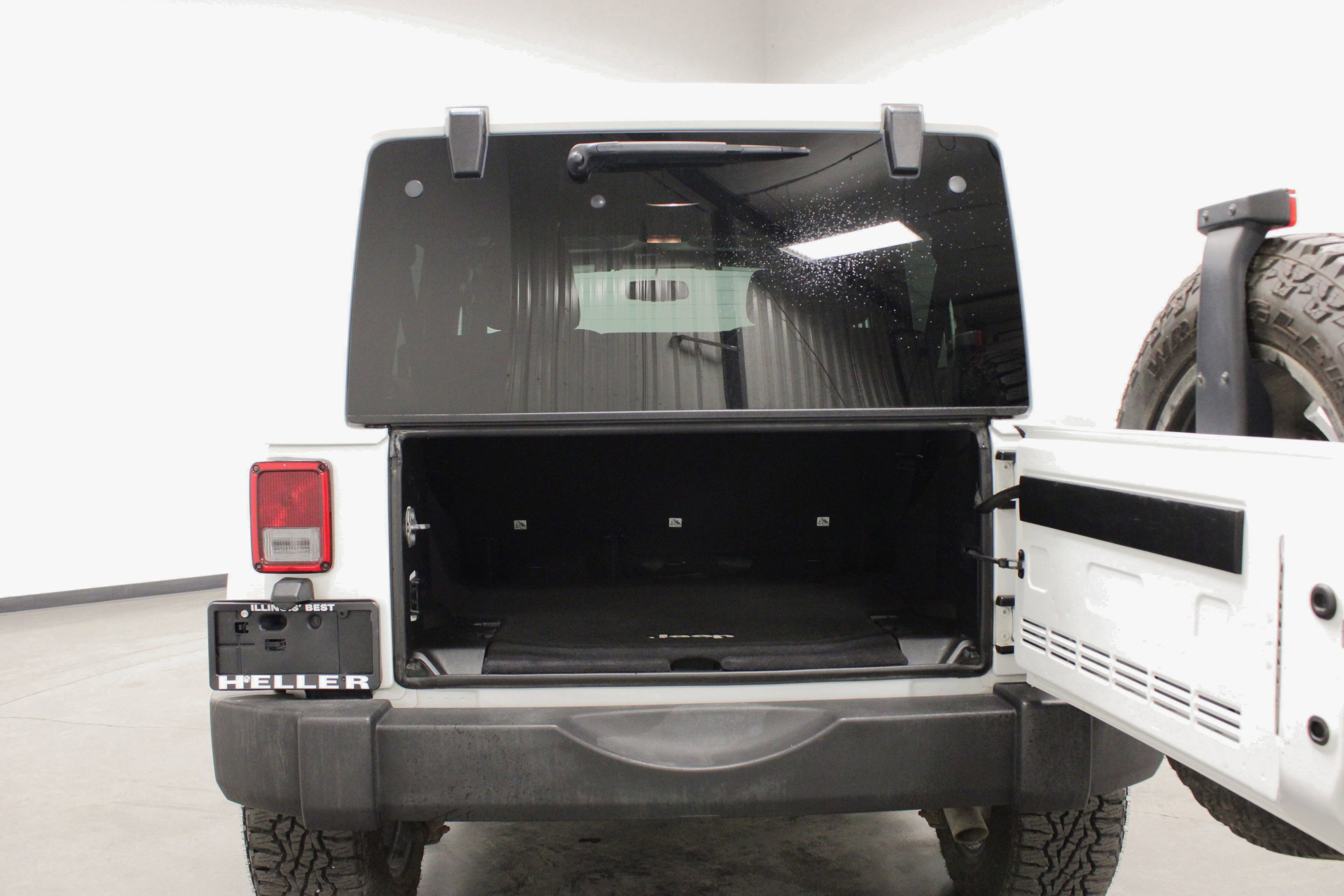 Used 2016 Jeep Wrangler Unlimited Rubicon w/ Connectivity Group AWD/4WD image 13