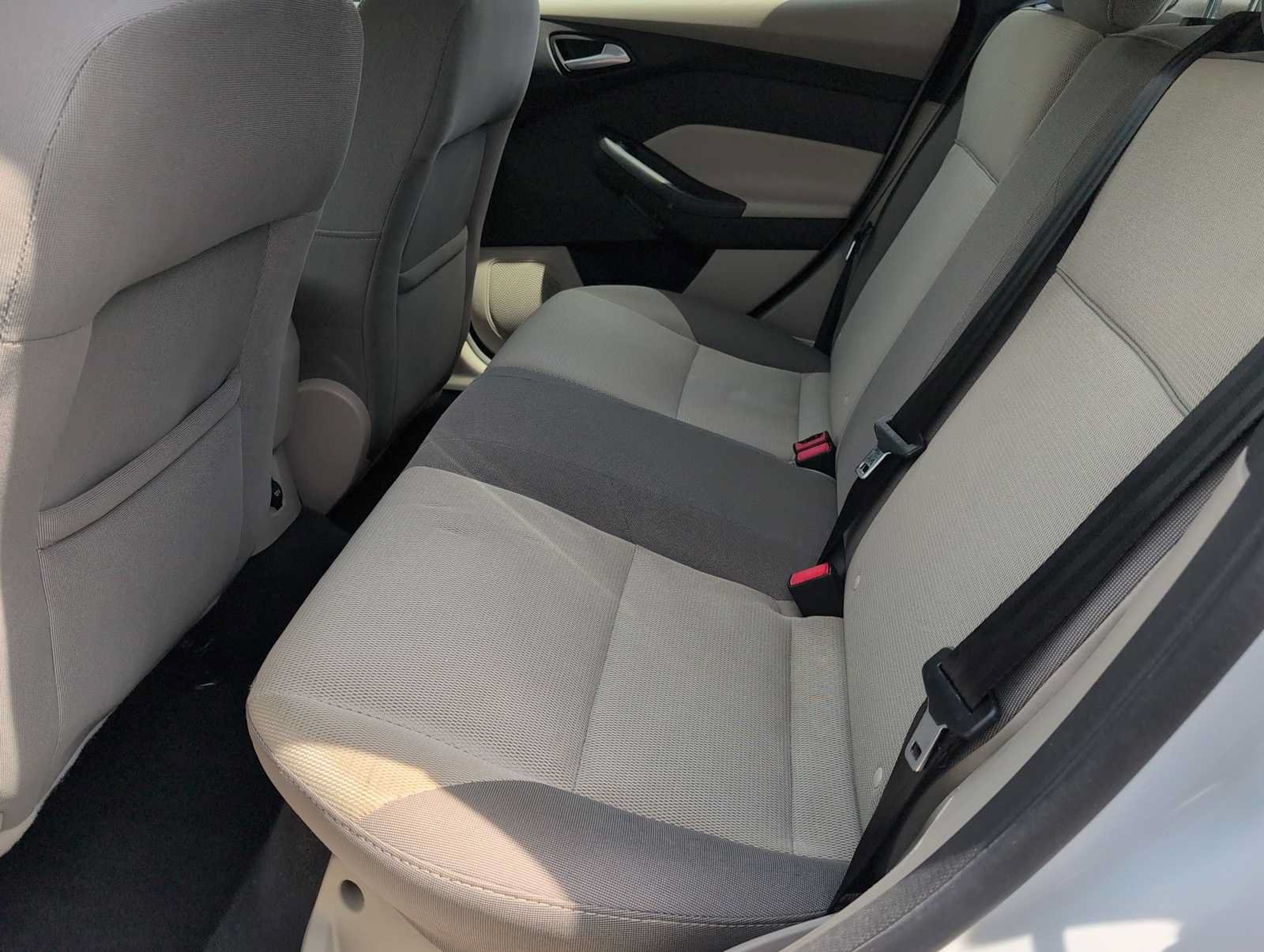 Used 2014 Ford Focus SE w/ SE Winter Package FWD image 18