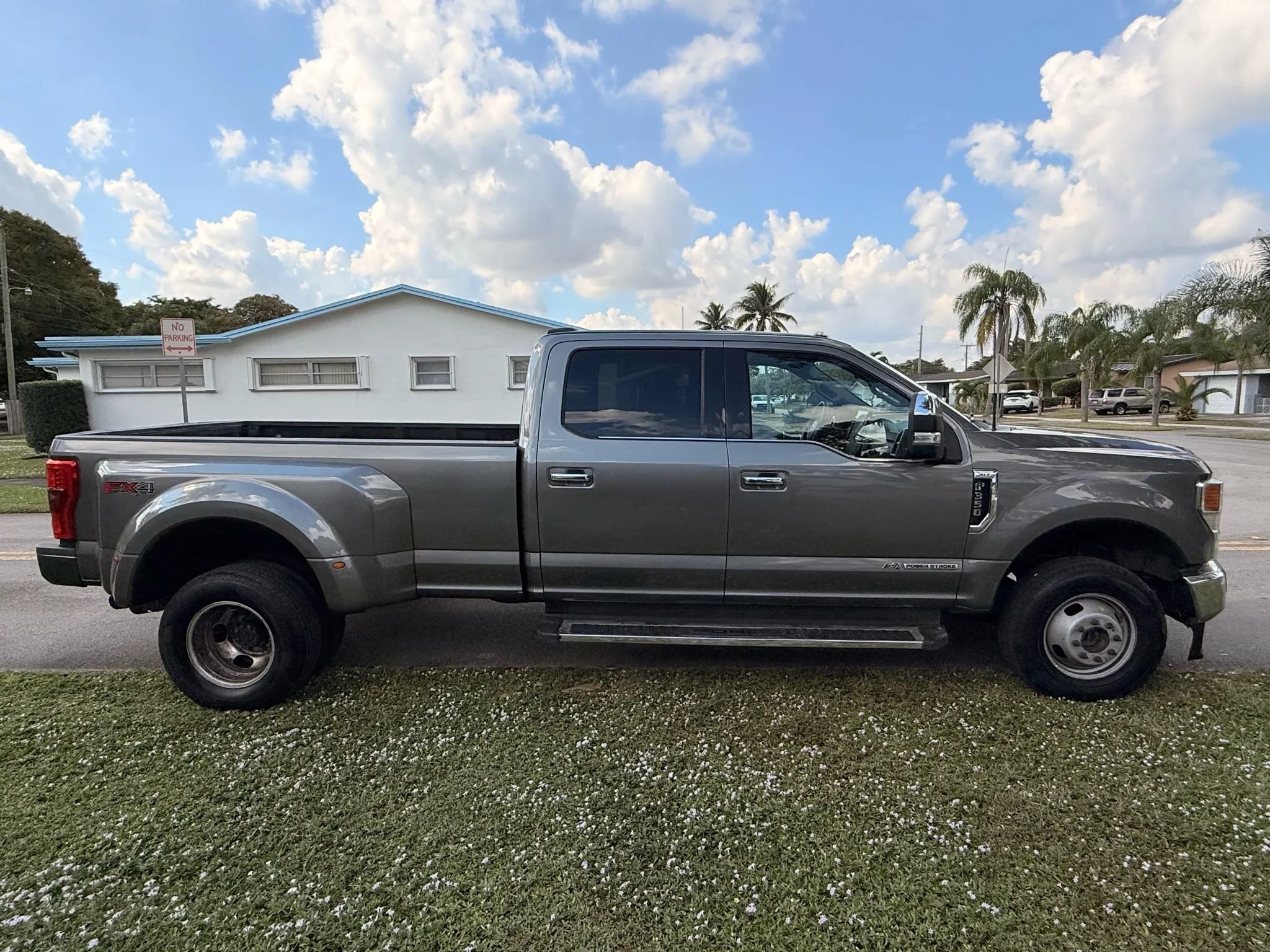 Used 2022 Ford F350 XLT w/ XLT Premium Package AWD/4WD image 4