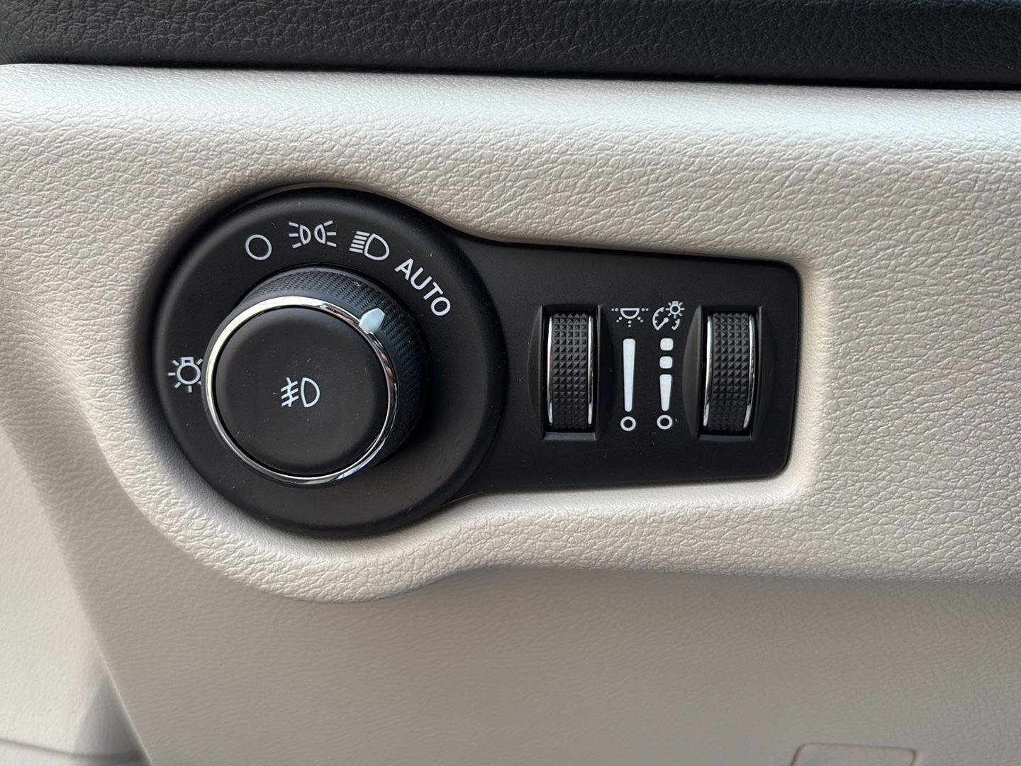 Used 2024 Chrysler Pacifica Limited FWD image 7