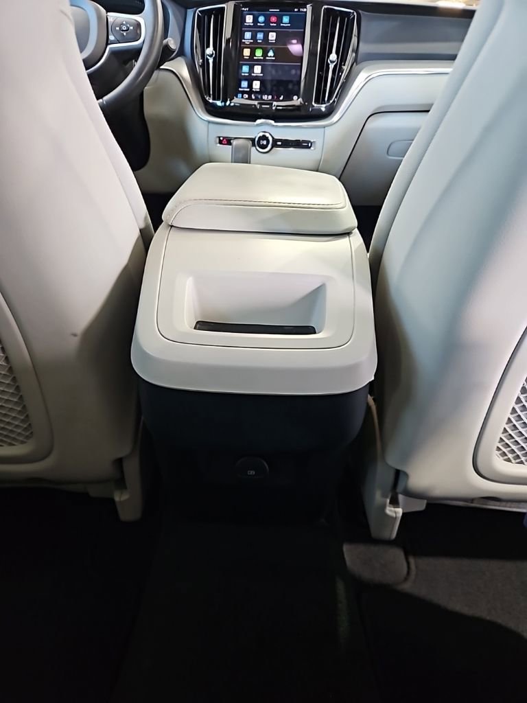 Used 2022 Volvo XC60 B5 Momentum image 18