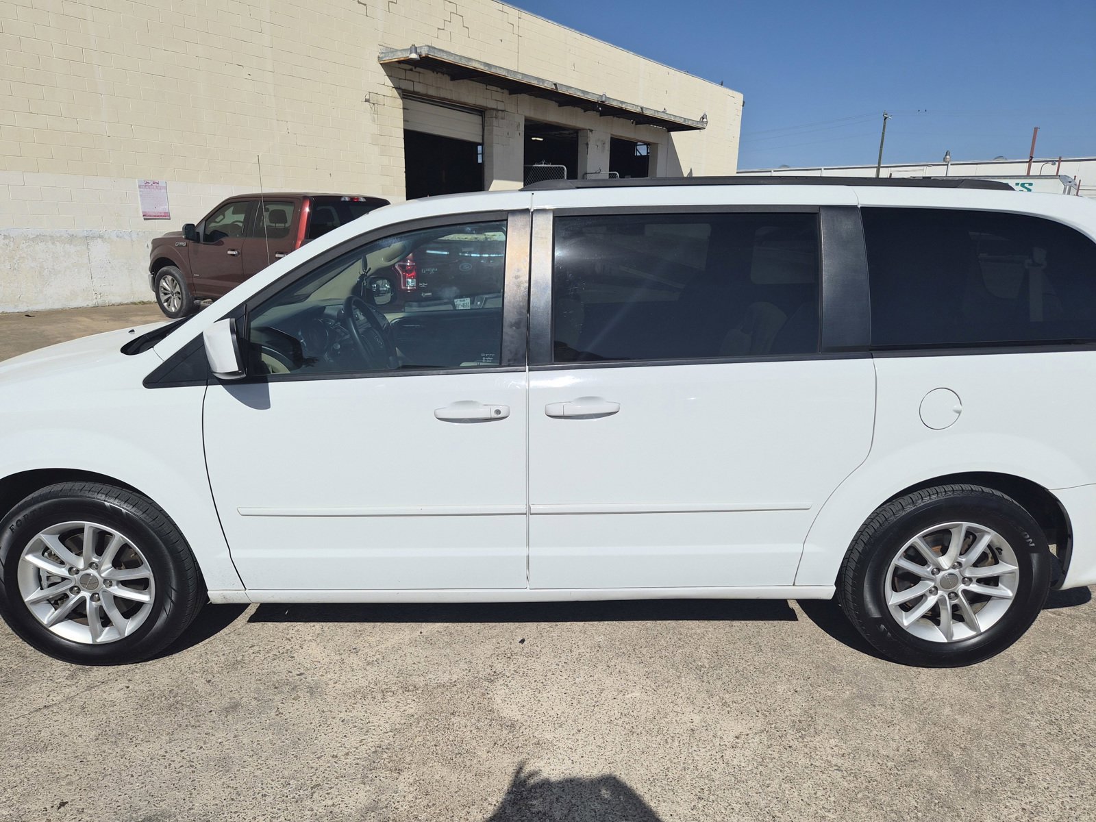 Used 2016 Dodge Grand Caravan SXT image 2