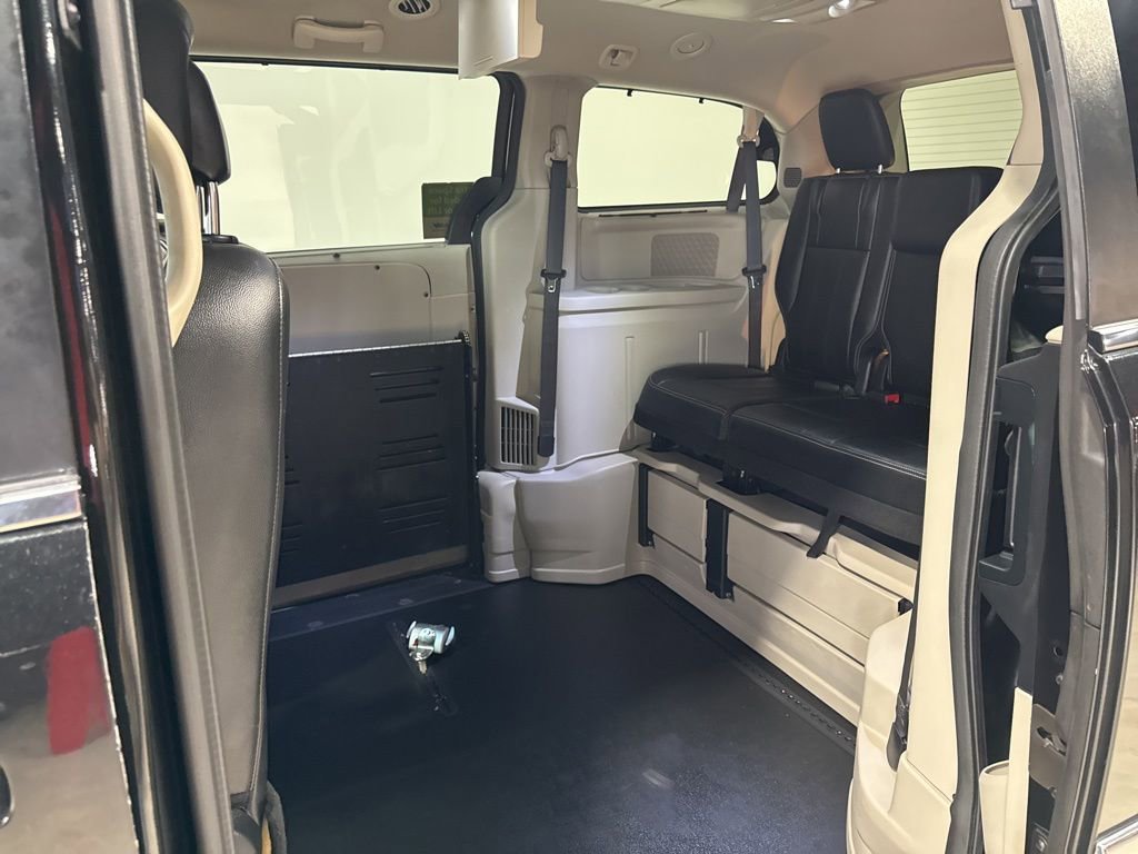 Used 2015 Chrysler Town & Country Touring image 27