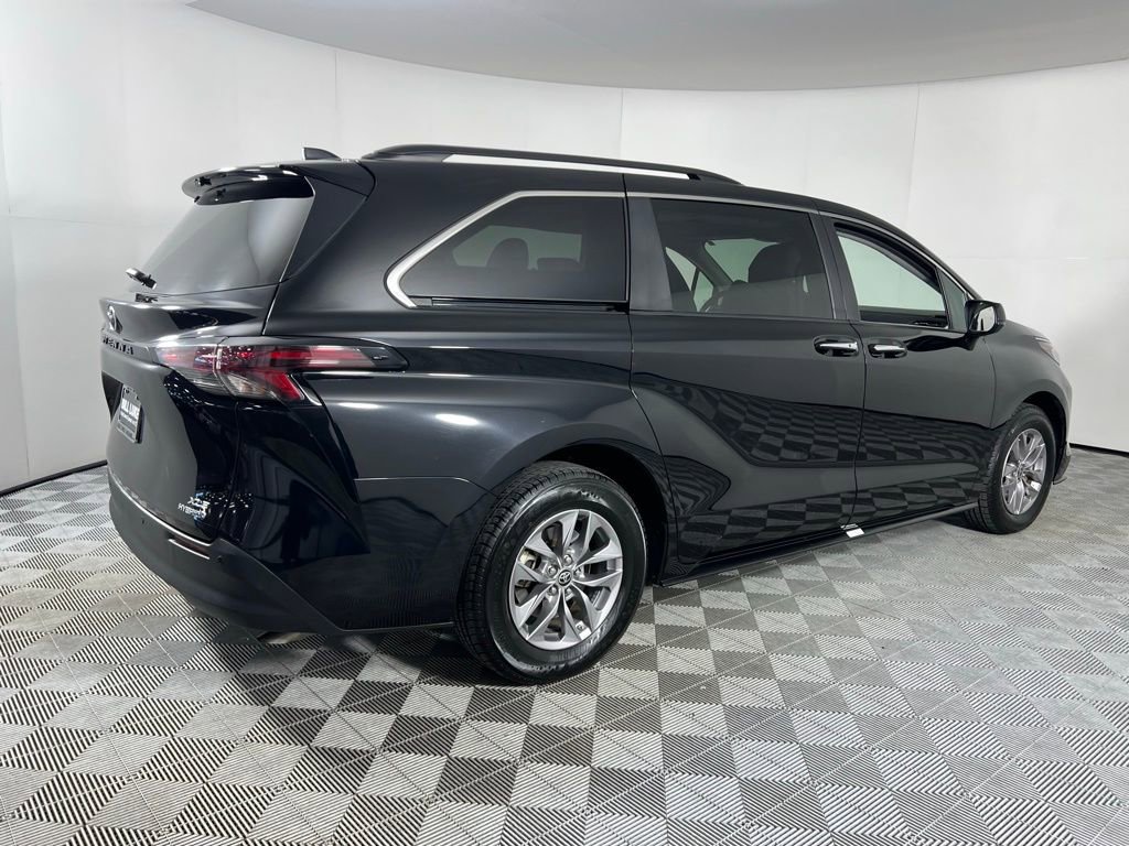 Used 2024 Toyota Sienna XLE image 5