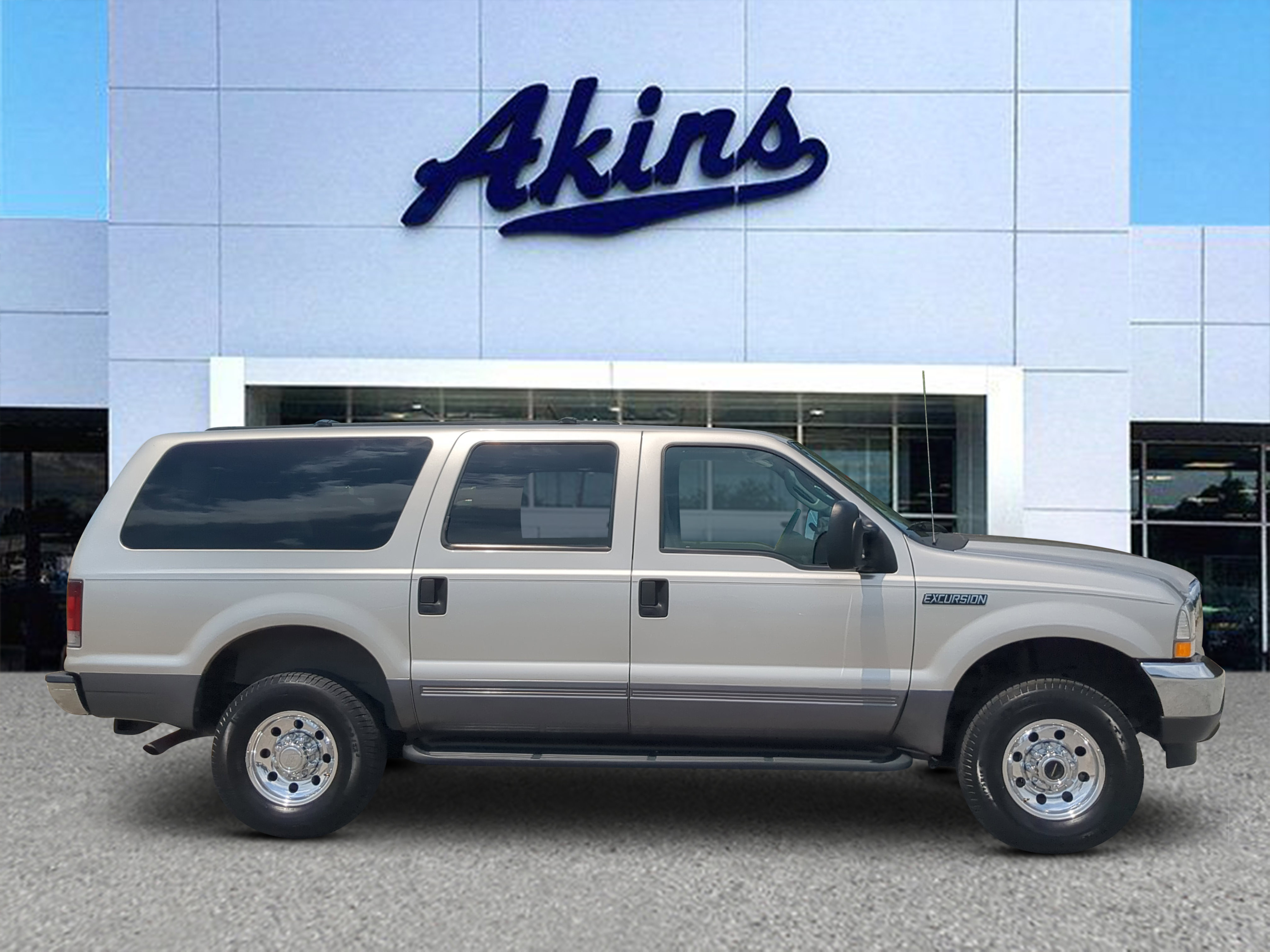 Used 2004 Ford Excursion XLT AWD/4WD image 1