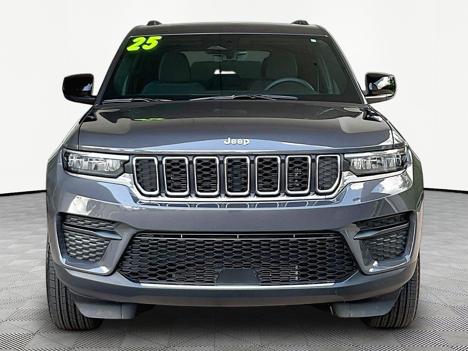 Used 2025 Jeep Grand Cherokee Laredo X AWD/4WD image 2