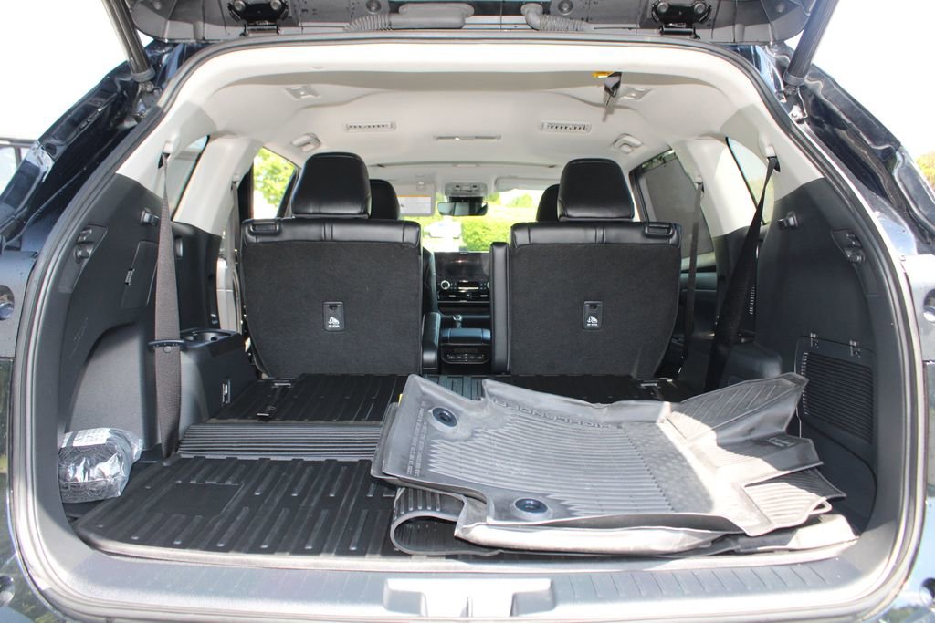 Used 2023 Toyota Highlander XLE AWD/4WD image 35