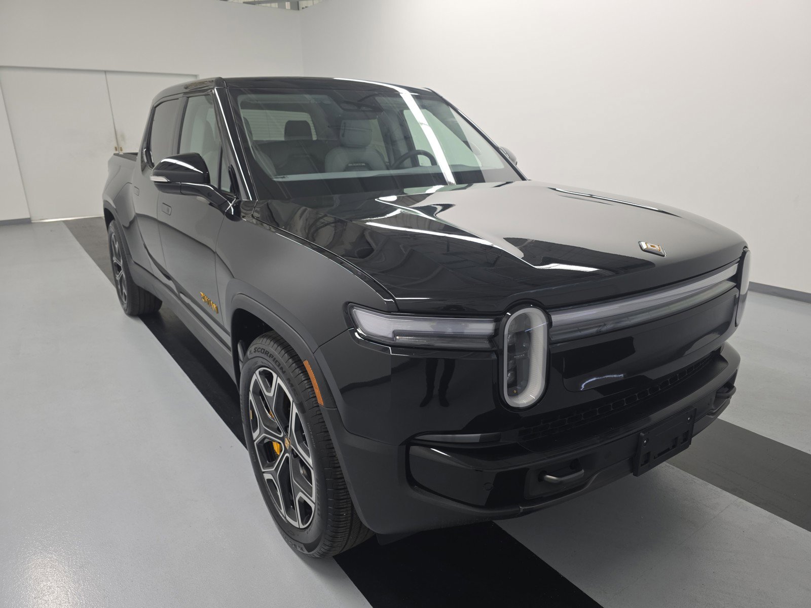 Used 2025 Rivian R1T Premium AWD/4WD image 7