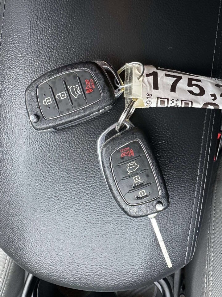 Used 2016 Hyundai Santa Fe SE AWD/4WD image 37