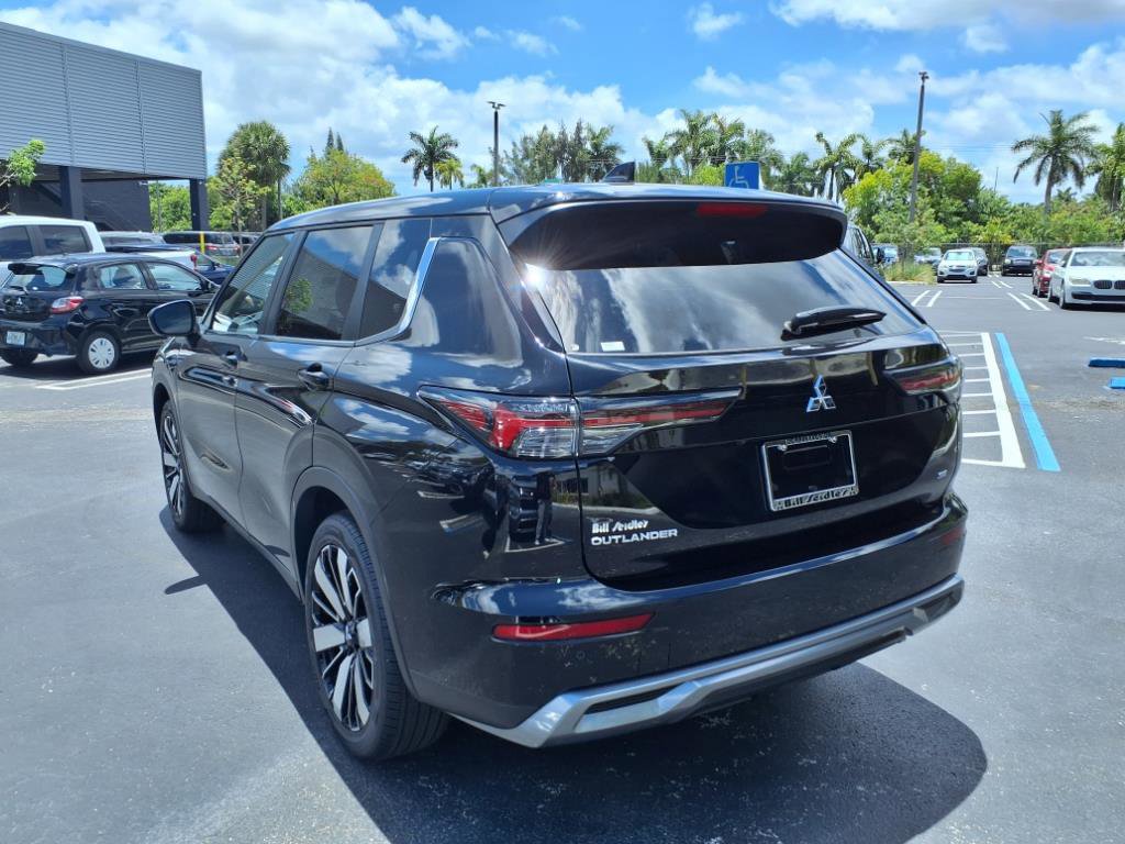 New 2025 Mitsubishi Outlander SE image 3