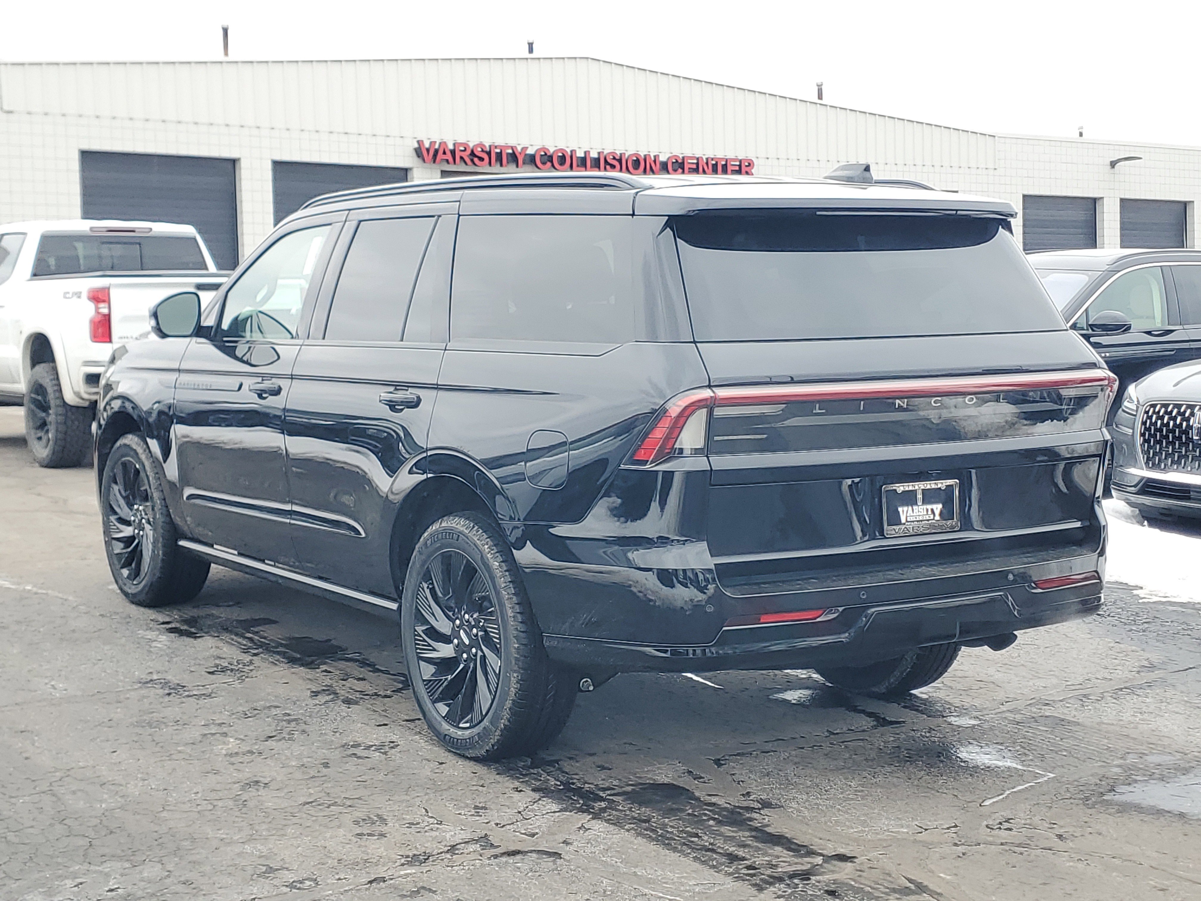 New 2026 Lincoln Navigator Reserve w/ Jet Appearance Package image 3