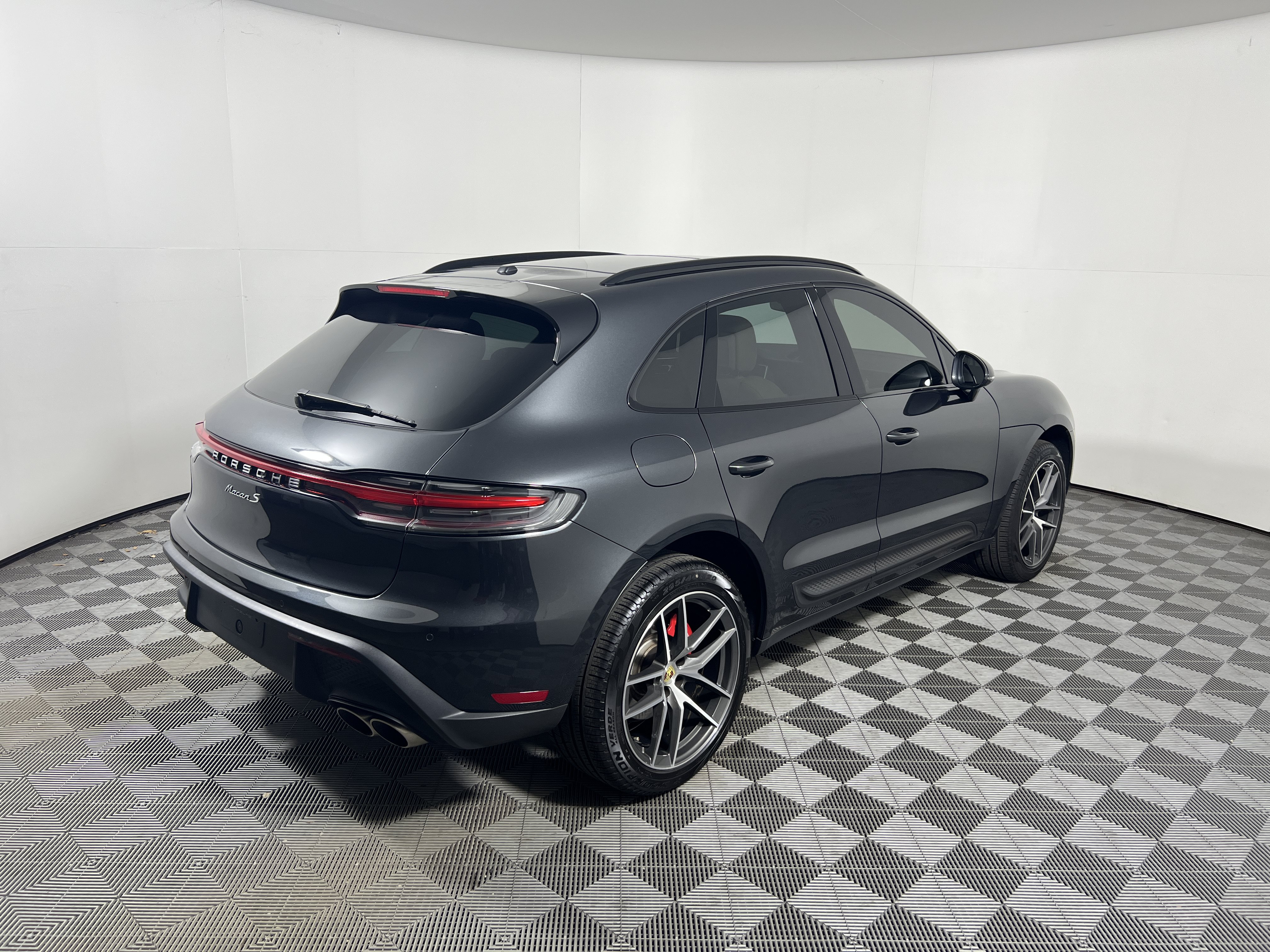 Certified 2024 Porsche Macan S AWD/4WD image 7