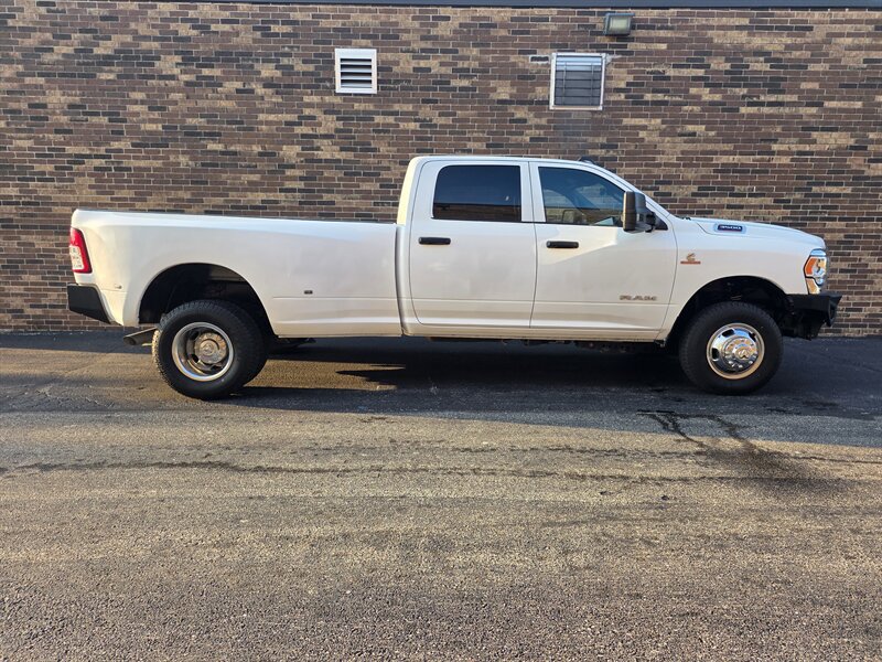 Used 2022 RAM 3500 Tradesman w/ Chrome Appearance Group AWD/4WD image 5