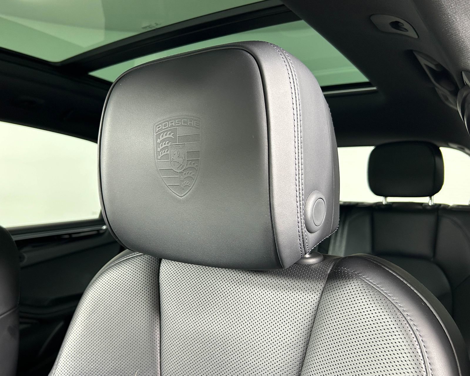 Used 2021 Porsche Macan AWD/4WD image 16