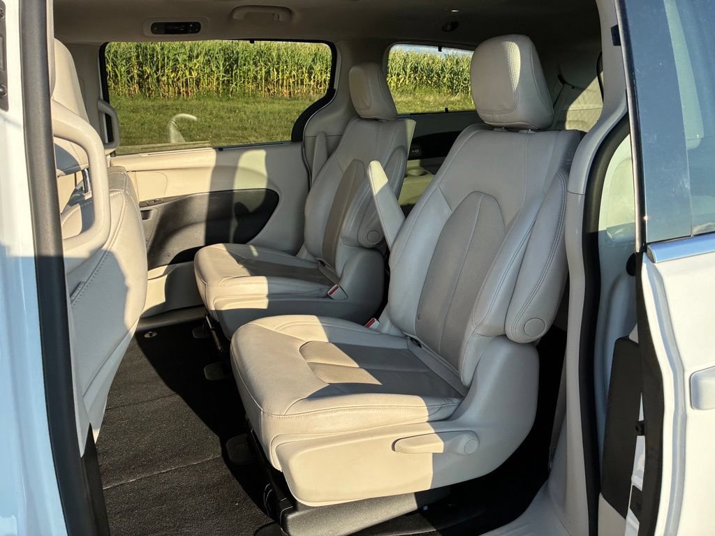 Used 2021 Chrysler Pacifica Touring-L FWD image 10