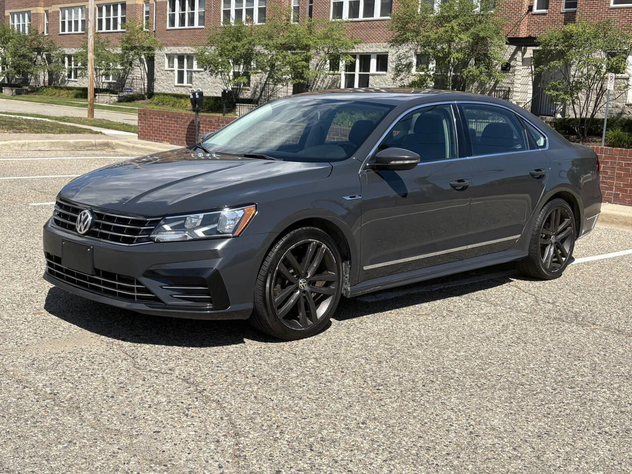 Used 2017 Volkswagen Passat 1.8T R-Line image 1
