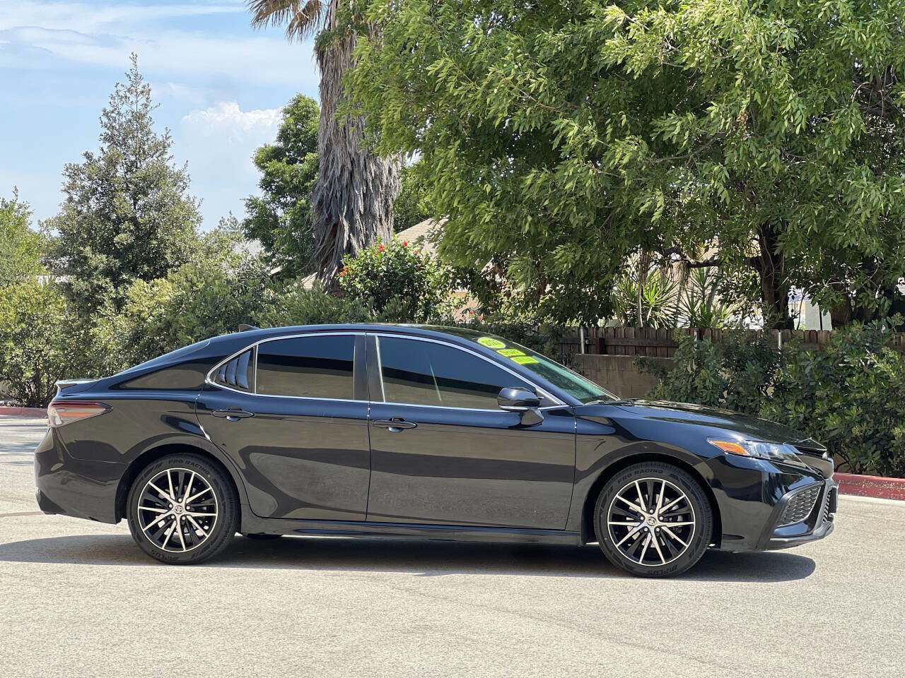 Used 2022 Toyota Camry SE image 3