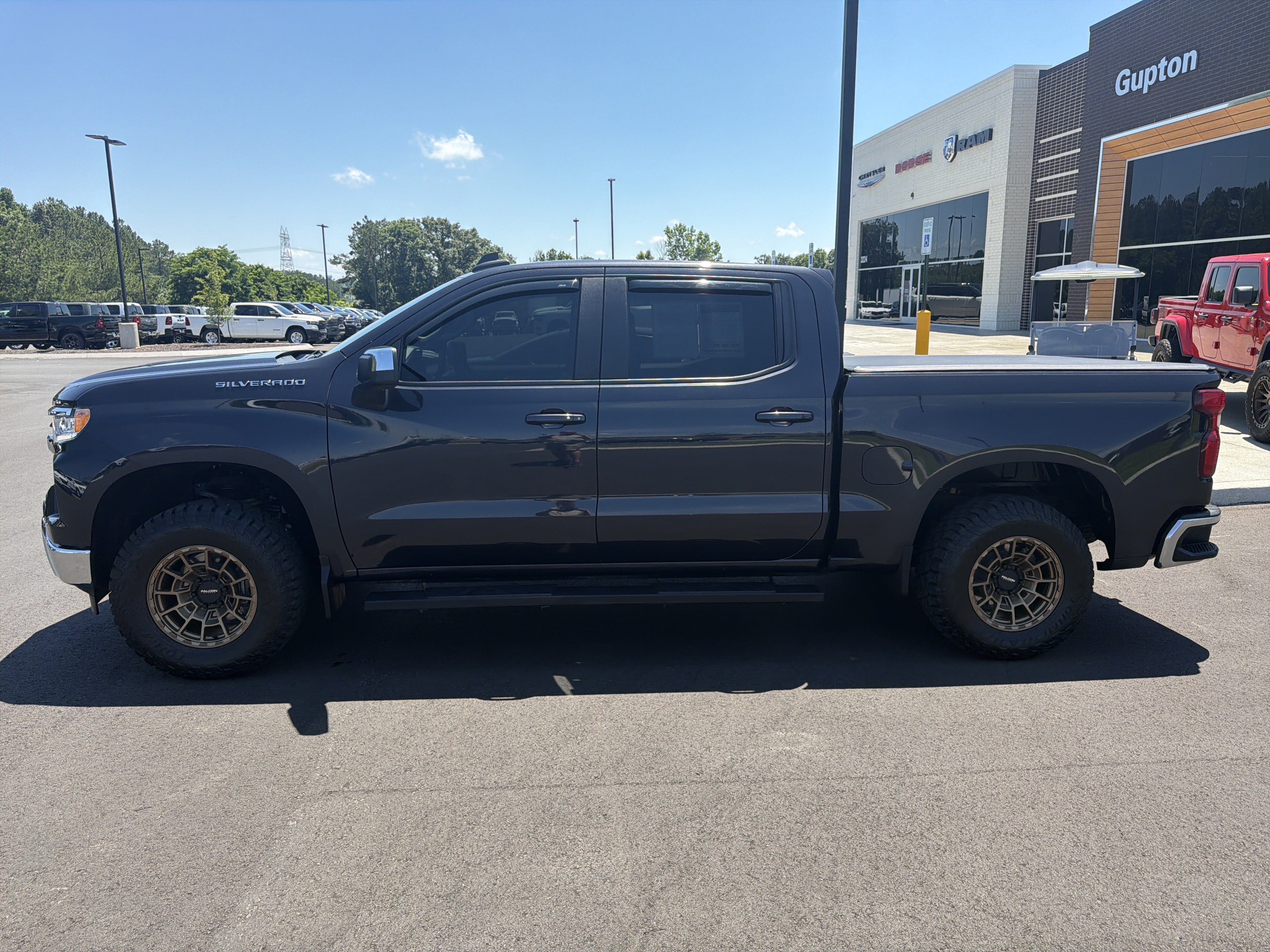 Used 2022 Chevrolet Silverado 1500 LT RWD image 2