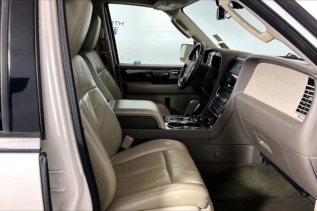 Used 2016 Lincoln Navigator Select image 6
