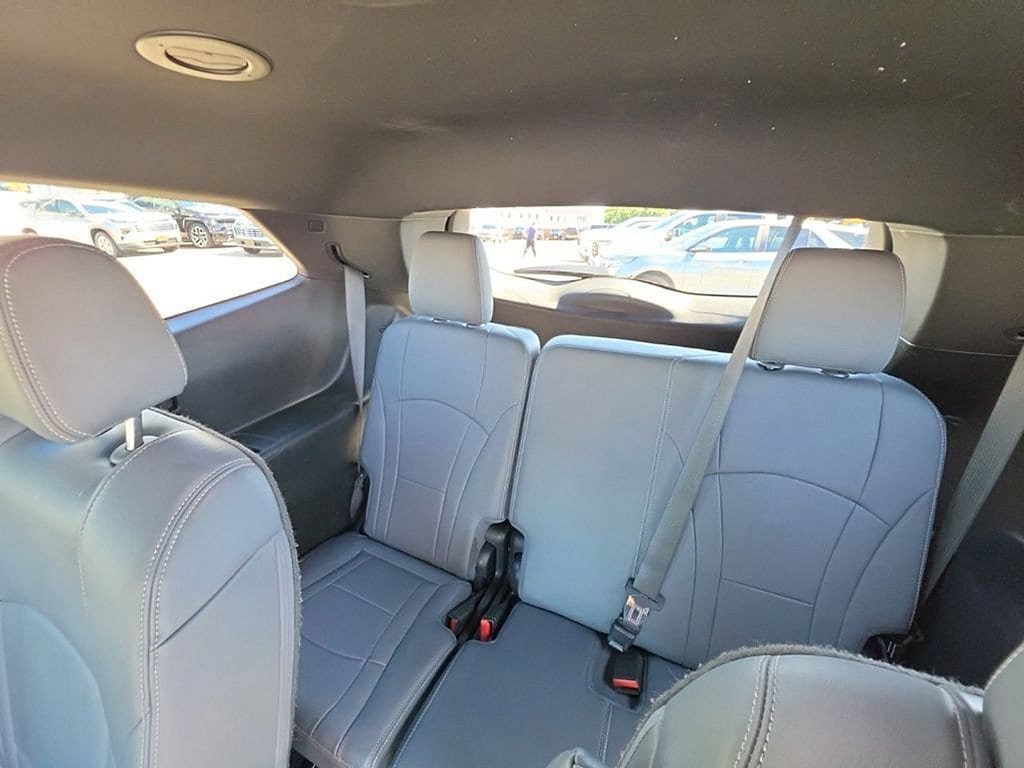 Used 2023 Buick Enclave Essence AWD/4WD image 25